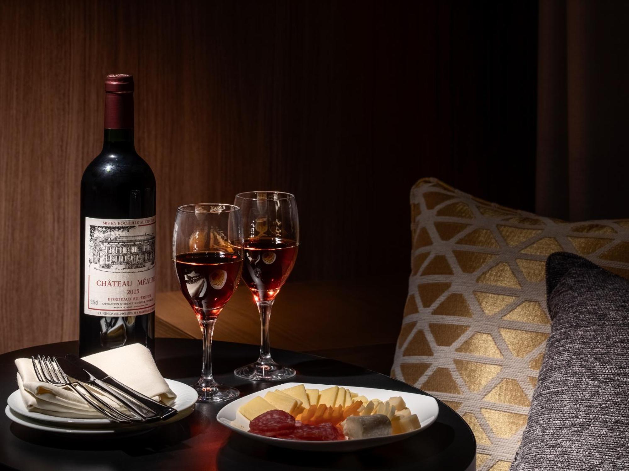 Mitsui Garden Hotel Roppongi Tokyo Premier Dış mekan fotoğraf A bottle of Château Margaux 1994